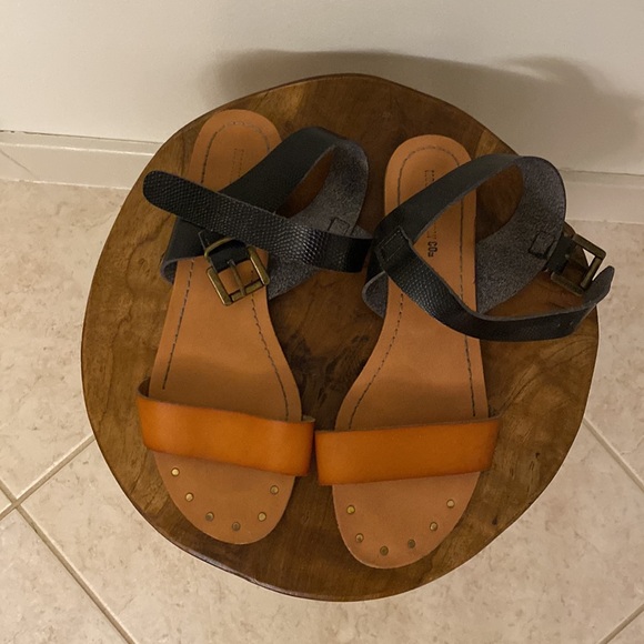 Mossimo Faux Leather Sandals 7 - Picture 2 of 3